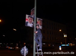 Mein Parteibuch als williger Plakatkleber